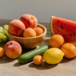 Jesen je idealno vrijeme za ove tri vrste voća: Pomažu i probavi Ljetno voće i citrusi – breskve, kajsije, grožđe, lubenica, dinja, limun i narandže složeni na kuhinjskom stolu
