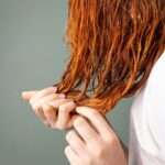 Njega kose ljeti, kosa među prstima