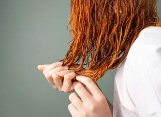 Njega kose ljeti, kosa među prstima