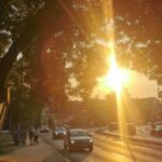 početak ljeta 2025. ljeto, tuzla. Zalazak sunca kroz gradsko drveće u Tuzli tokom ljeta