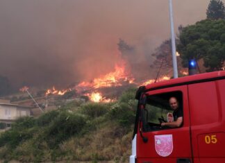 Požar u Dalmaciji, vatra blizu stambenih objekata