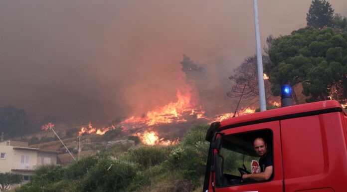 Požar u Dalmaciji, vatra blizu stambenih objekata