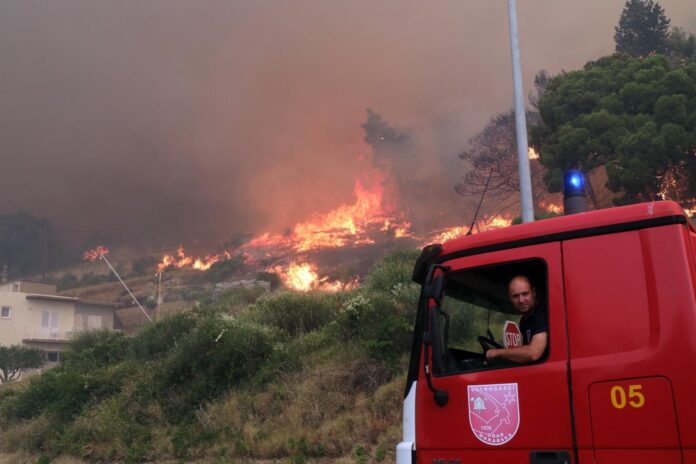 Požar u Dalmaciji, vatra blizu stambenih objekata