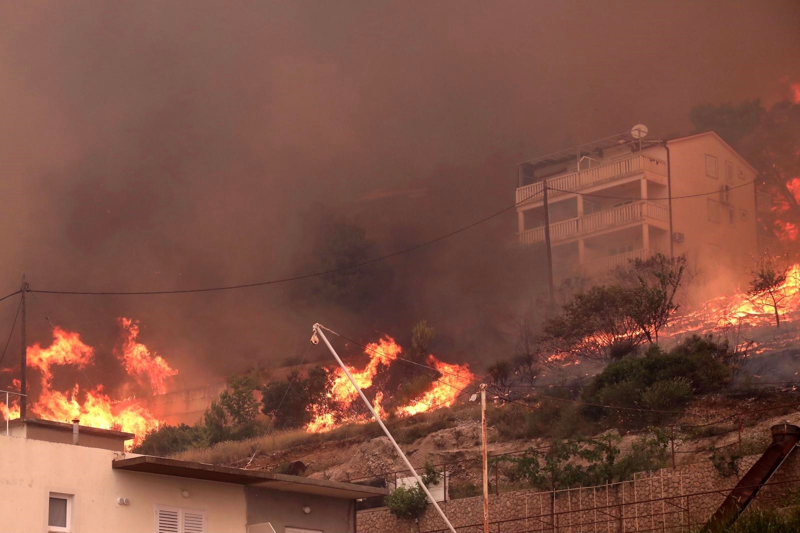 Požar u Dalmaciji, vatra blizu stambenih objekata