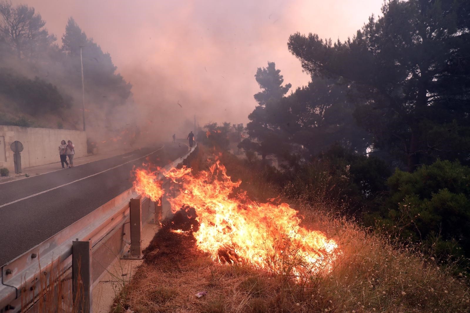 Požar u Dalmaciji, vatra blizu stambenih objekata