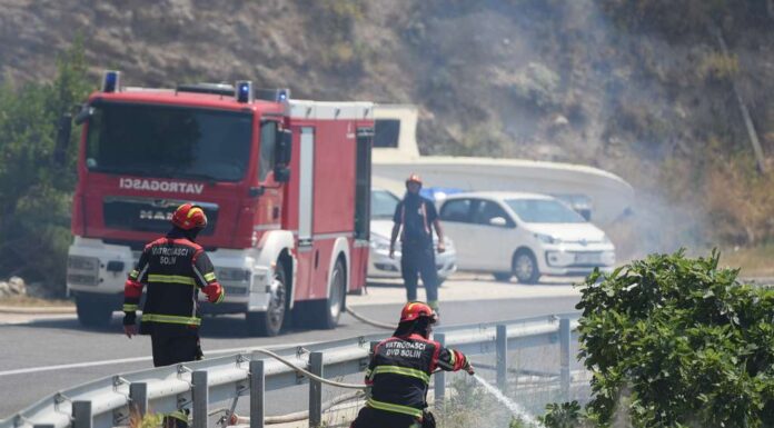 Evakacija ljudi zbog požara u Dalmaciji