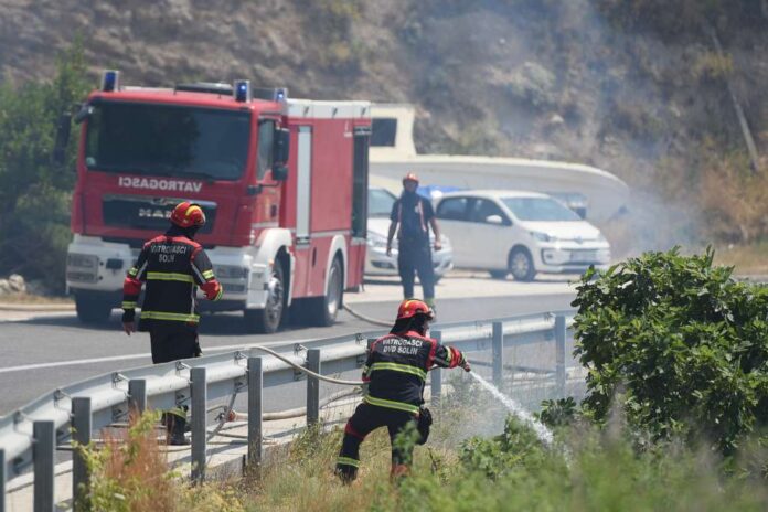 Evakacija ljudi zbog požara u Dalmaciji
