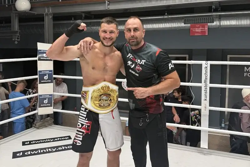 Albert Ugrincic Albert Ugrinčić nokautom do titule svjetskog prvaka u kickboksu