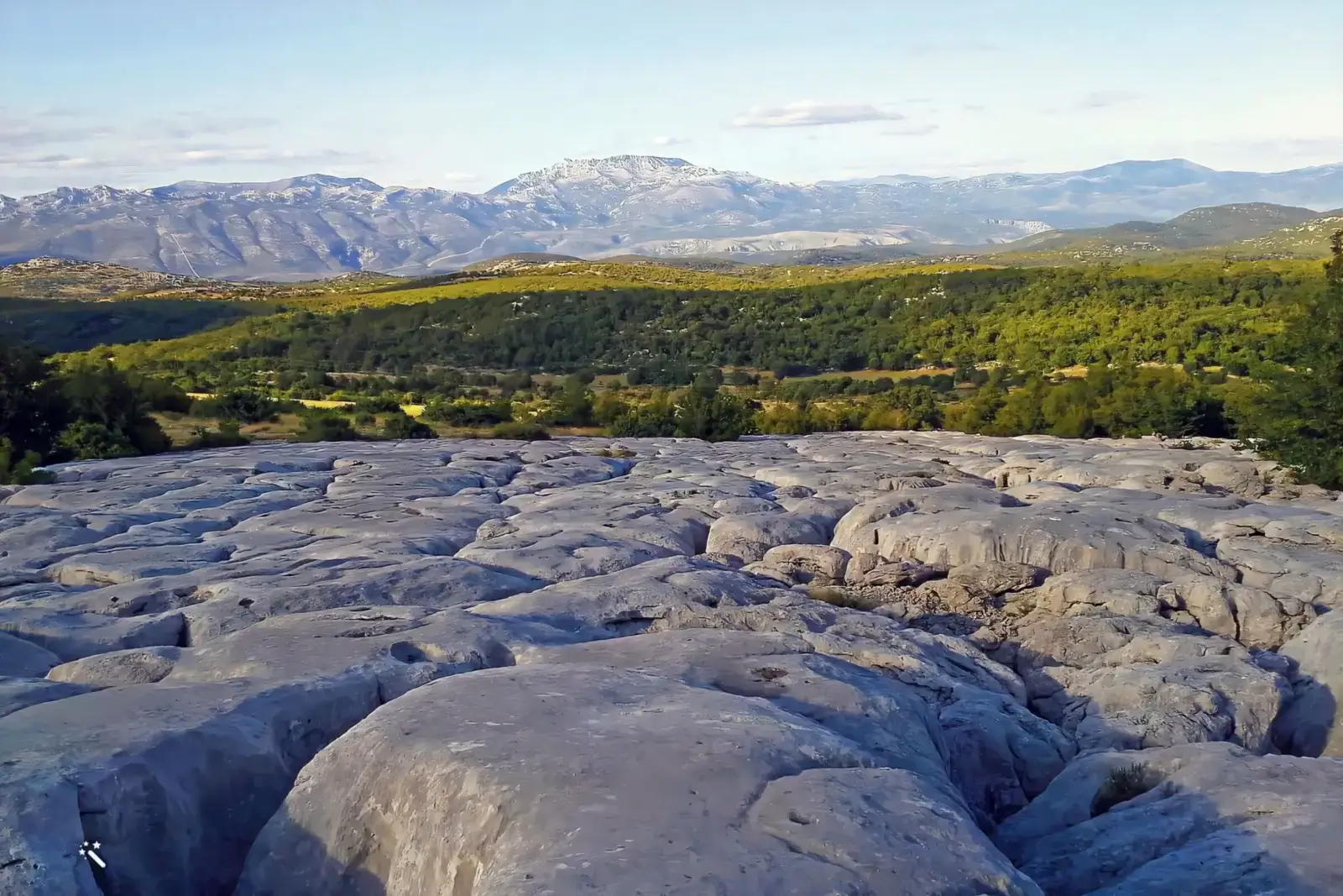 Prirodni led usred ljeta, krije ga jedan kameni ledenjak