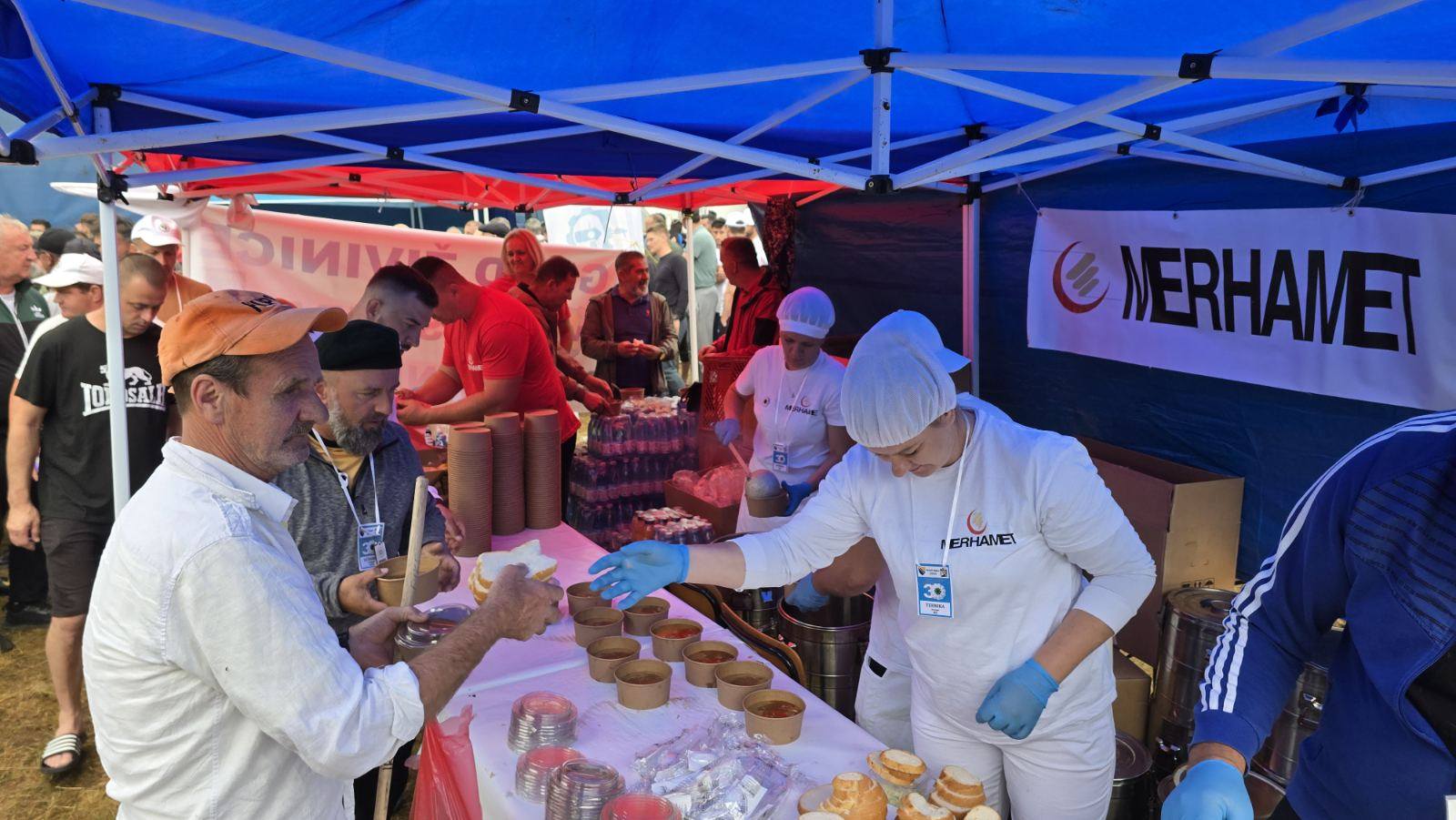 “Merhamet“ za učesnike “Marša mira” obezbijedio tople obroke, osvježavajuće napitke i slatkiše