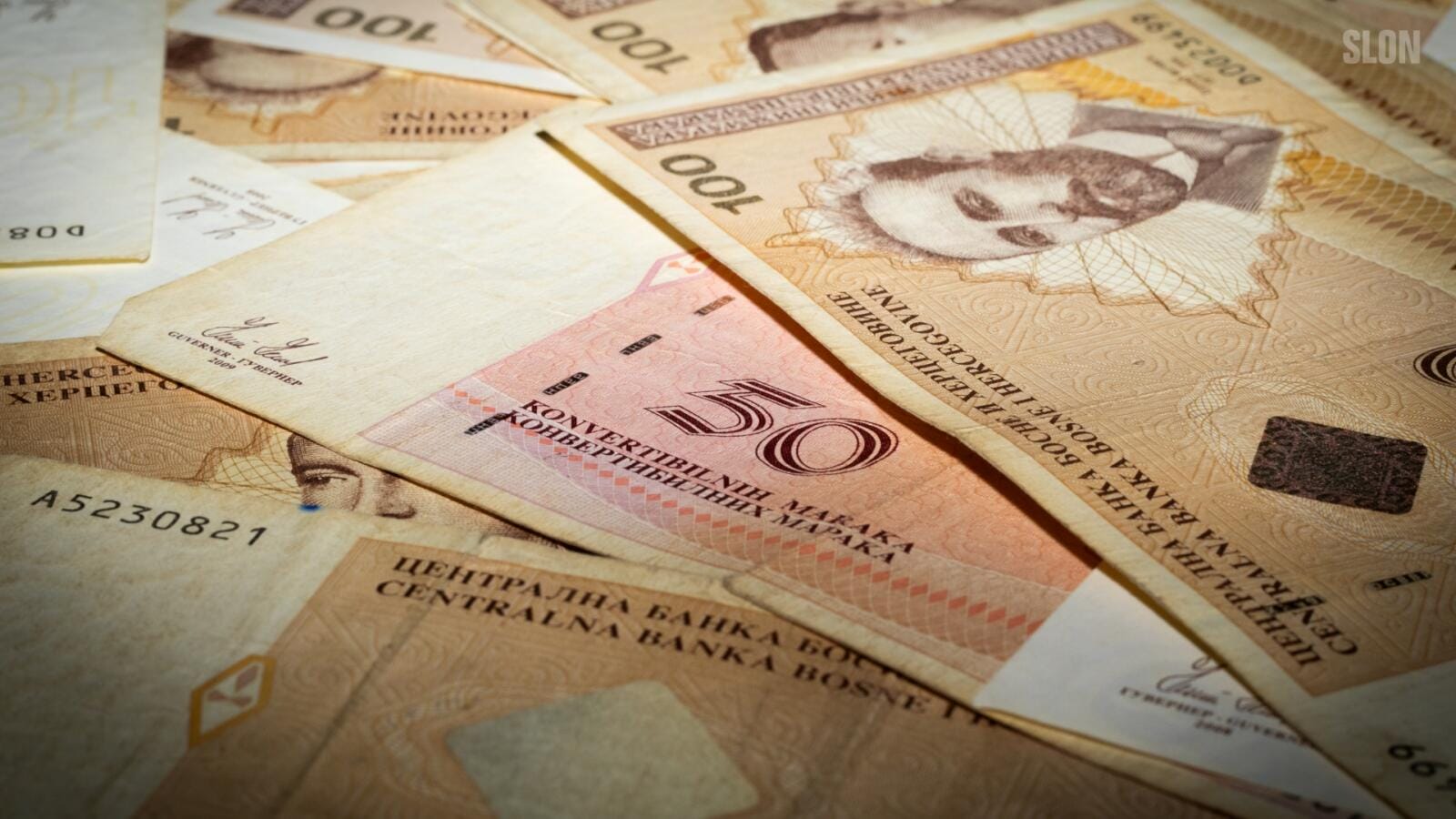 Fotografija novčanica KM za različite potrebe, novcanice naknade, penzije, boraca,