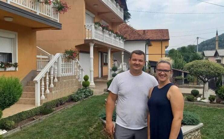 bracni par krdzalic naslovna Bračni par Krdžalić vratio se iz Amerike u BiH. Foto: FENA