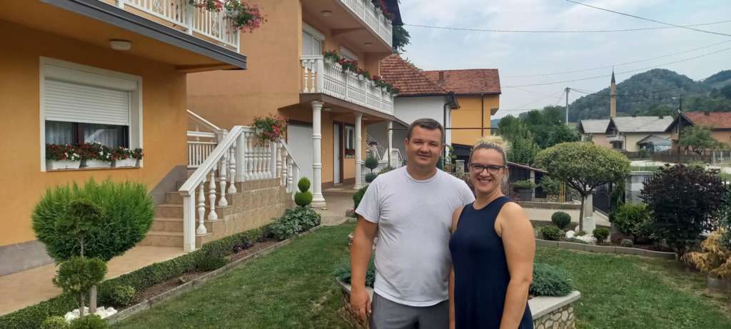 bracni par krdzalic naslovna Bračni par Krdžalić vratio se iz Amerike u BiH. Foto: FENA