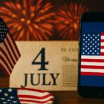 Četvrti juli, • Američka zastava prikazana na ekranu mobitela uz Deklaraciju nezavisnosti i vatromet u pozadini