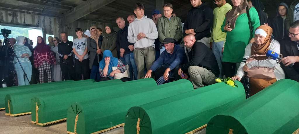 Preživjeli dočekali tabute sa posmrtnim ostacima svojih najmilijih u Potočarima