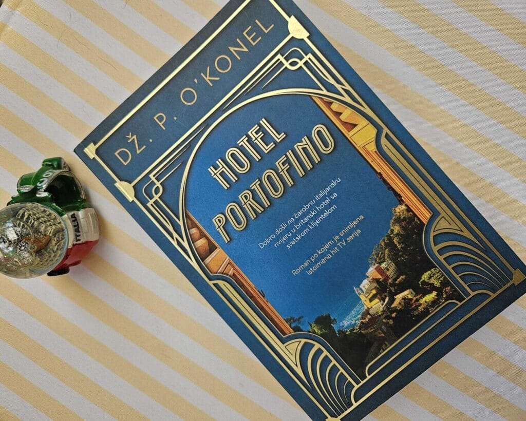 Pet knjiga za čitanje, Knjiga Hotel Portofino na prugastom stolnjaku uz suvenir Italije