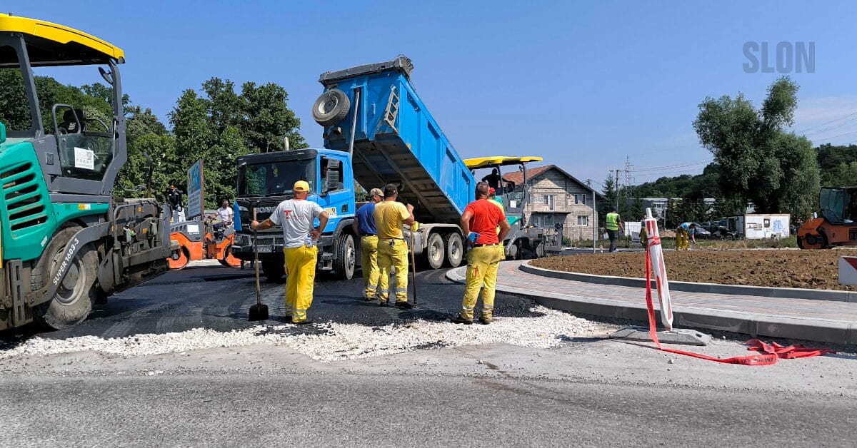 Postavljanje završnog sloja asfalta na kružnom toku Bukinje
