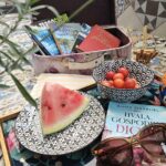 Pet knjiga za čitanje na godišnjem odmoru uz voće i modne dodatke