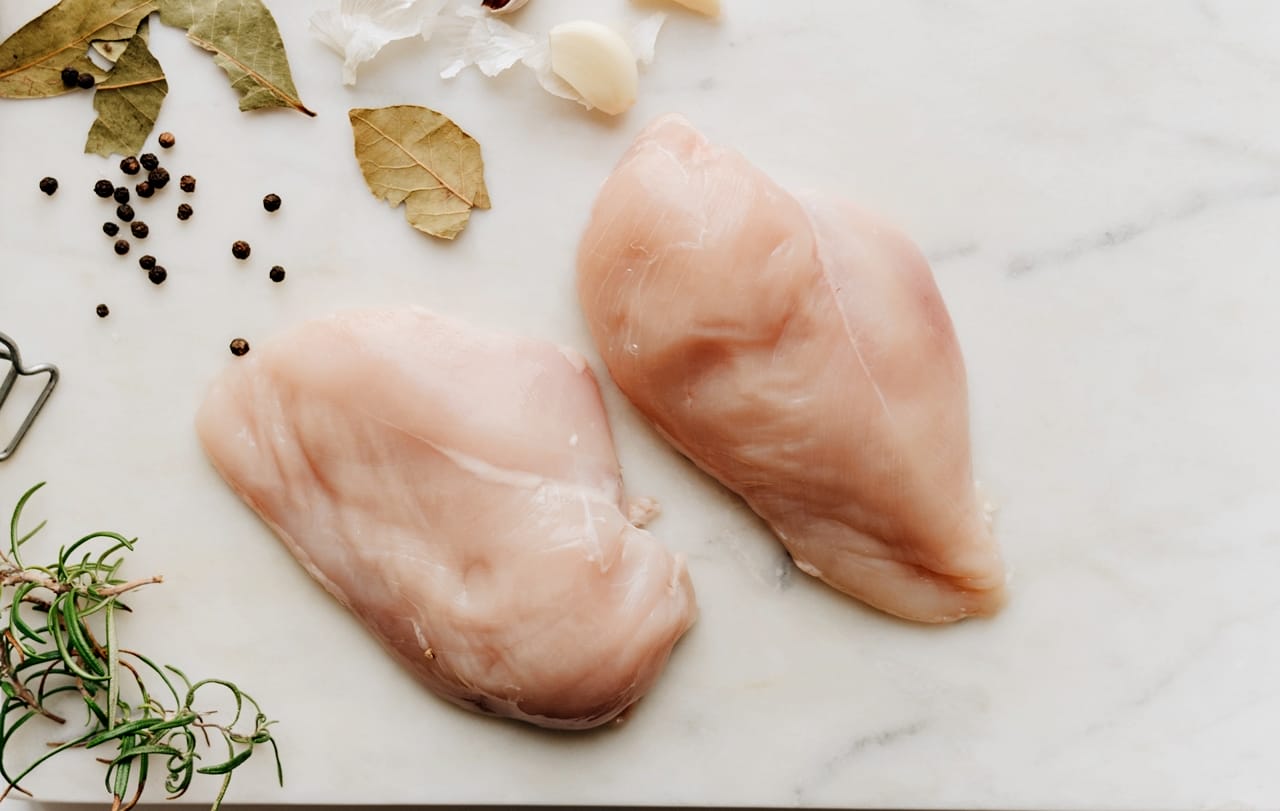 piletina Koje meso je zdravije – pileće ili goveđe? Saznajte šta kažu stručnjaci, koje su prednosti svakog i kako odabrati najbolje za vaše potrebe i zdravlje.