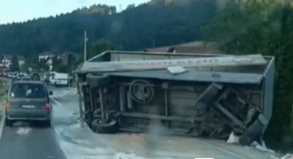 prevrnuo se kamion Kamion s brašnom se prevrnuo kod Doboja, saobraćaj otežan