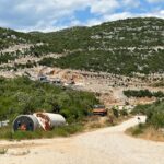 Pristupni put i pogled na kamenolom u Začuli, okružen šumom i brdima