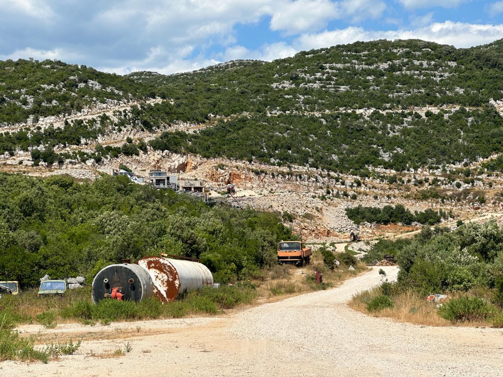 put ka kamenolomu naslovna Pristupni put i pogled na kamenolom u Začuli, okružen šumom i brdima
