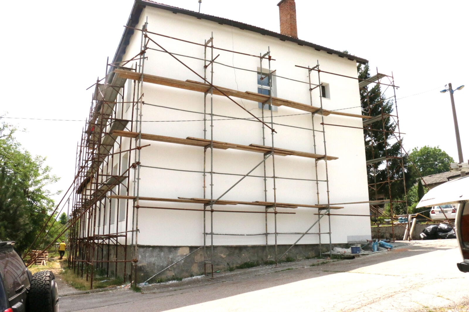 sanacija zgrade toku su značajni radovi na unapređenju lokalne infrastrukture