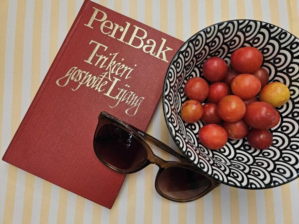 Pet knjiga za čitanje, Knjiga Tri kćeri gospođe Li Jang uz ljetne šljive i sunčane naočale