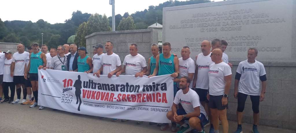 Ultramaratonci iz Vukovara stigli u Potočare: Trčali 227 kilometara u znak sjećanja i mira