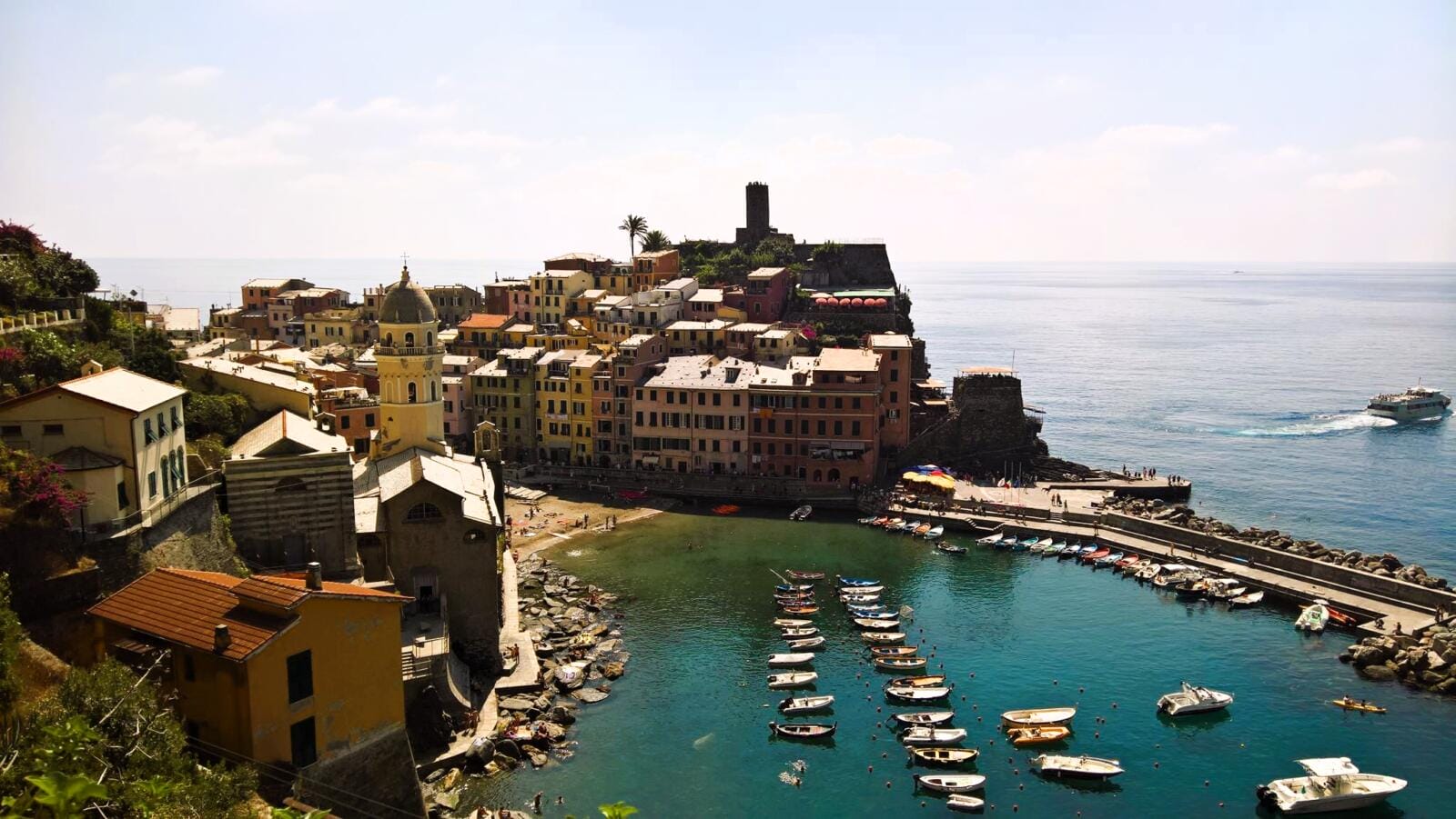 vernazza-iz-zraka U vagonu gdje tijelo govori, web serijal Putnice, Ženske priče iz vozova, Pogled na Vernazzu s visine, uz šarene kuće i barke na Ligurijskoj obali