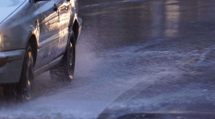 Stanje na putevima u BiH: Mokri kolovozi i brojni radovi, vozačima se savjetuje oprez