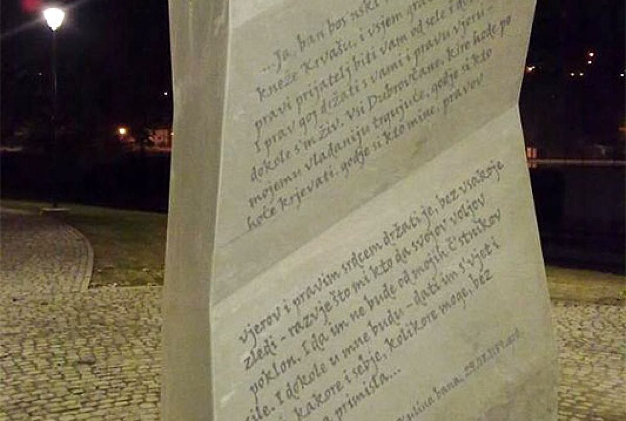 Povelja Kulina bana spomenik Tuzla park Povelja Kulina bana spomenik u Tuzli