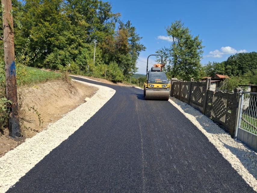 Tokici radovi U toku završni radovi na sanaciji puta u naselju Tokići