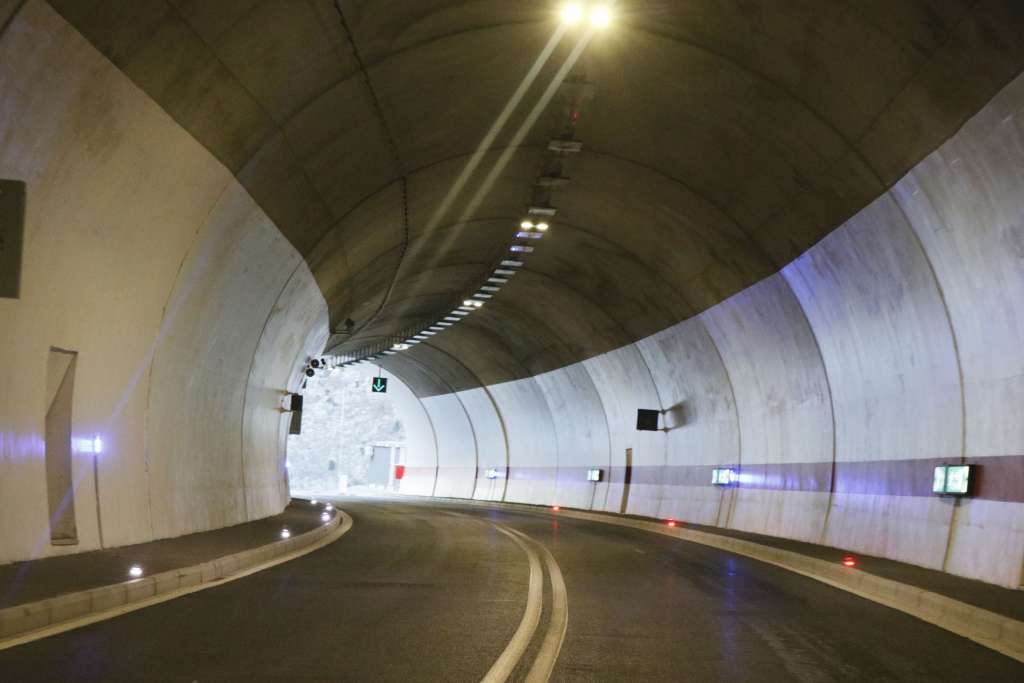 Završeni su radovi u tunelu Ivan na autoputu A-1 dionica Bradina-Tarčin i saobraćaj je normalizovan, saopćeno je iz BIHAMK-a.  