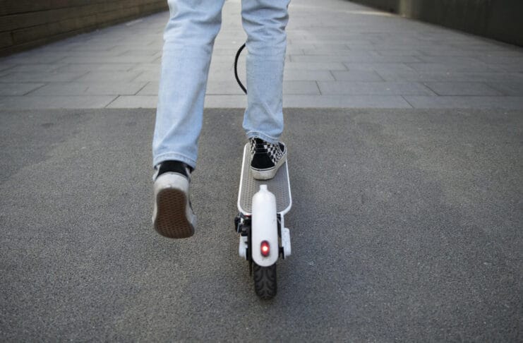 back-view-young-person-electric-scooter Roditelji plaćaju kazne zbog opasne vožnje djece na električnim romobilima