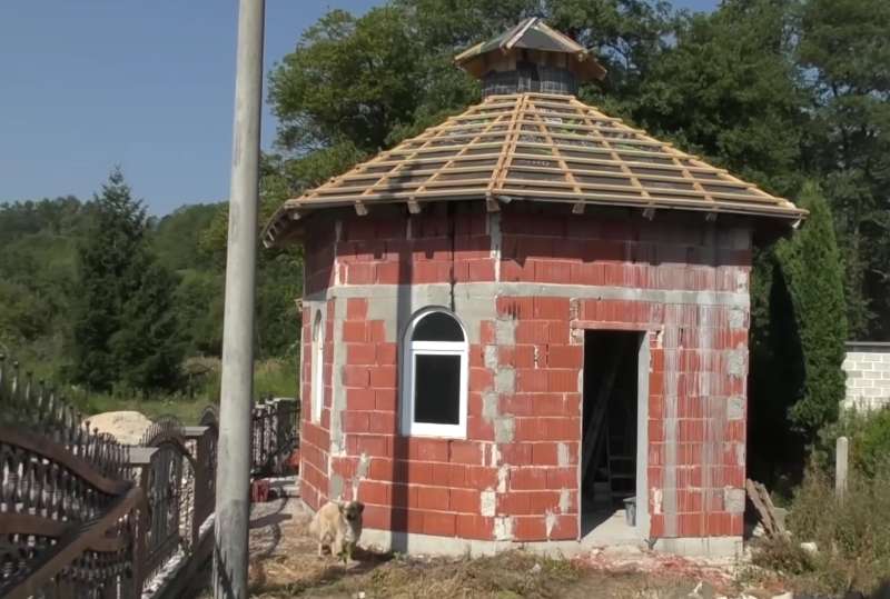 dzamija 2 U selu Kijevo kod Sanskog Mosta odvija se nesvakidašnja priča – u dvorištu svoje porodične kuće, Esad Agić gradi malu džamiju.