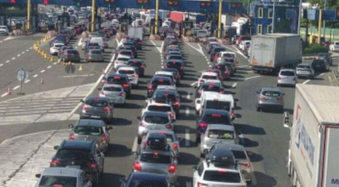 Stanje na putevima: Duge kolone vozila na izlazu iz BiH Stanje na cestama, BIHAMK, granični prelazi/ pojačan promet vozila