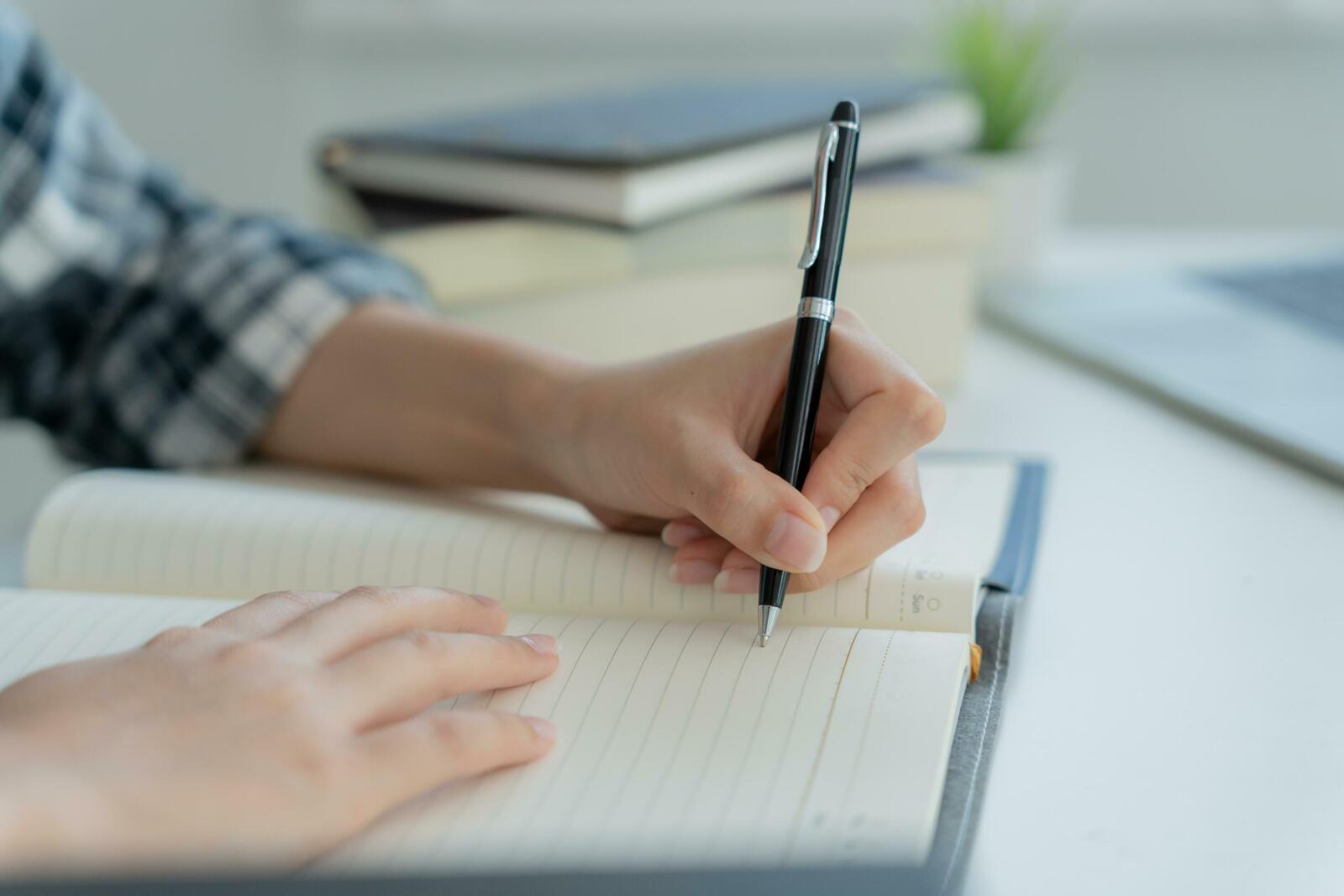 Ljevoruki danas slave, Ljevoruka osoba piše u bilježnicu