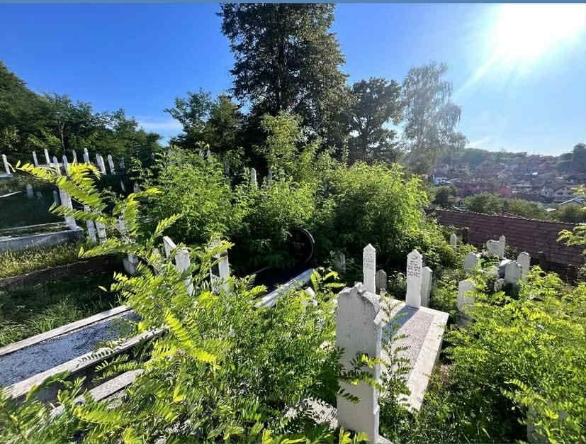 Stanje na jednom od tuzlanskih mezarja, a koje je obraslo travom i korovom