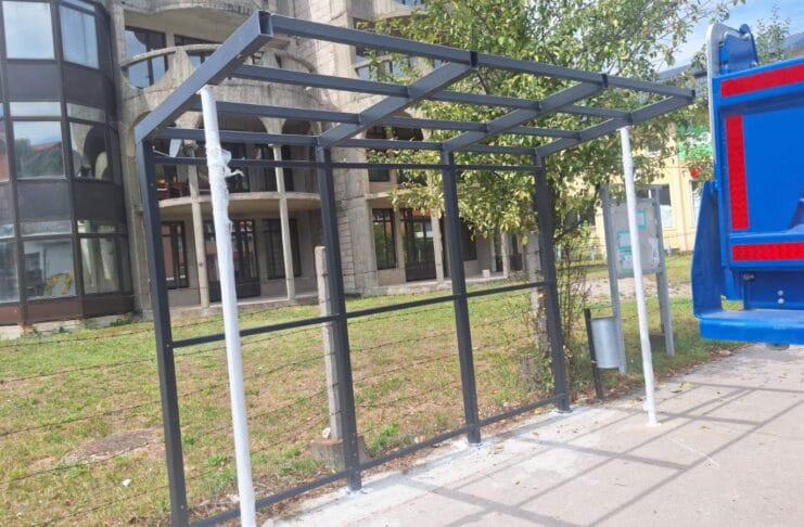 U Tuzli u toku postavljanje novih autobuskih nadstrešnica