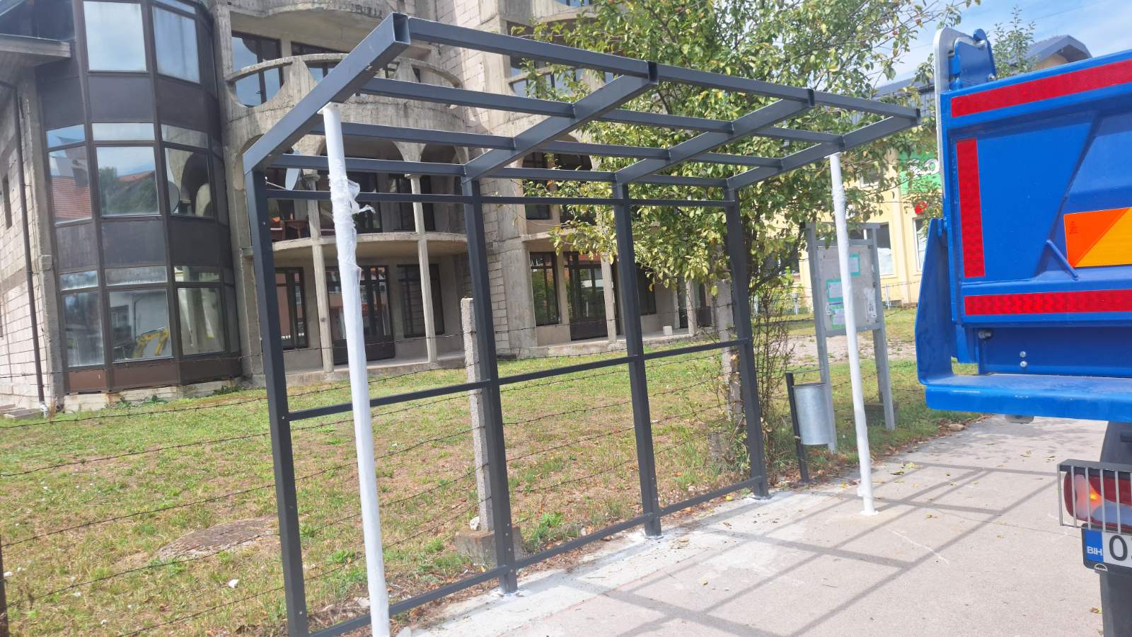 nadstresnice U Tuzli u toku postavljanje novih autobuskih nadstrešnica