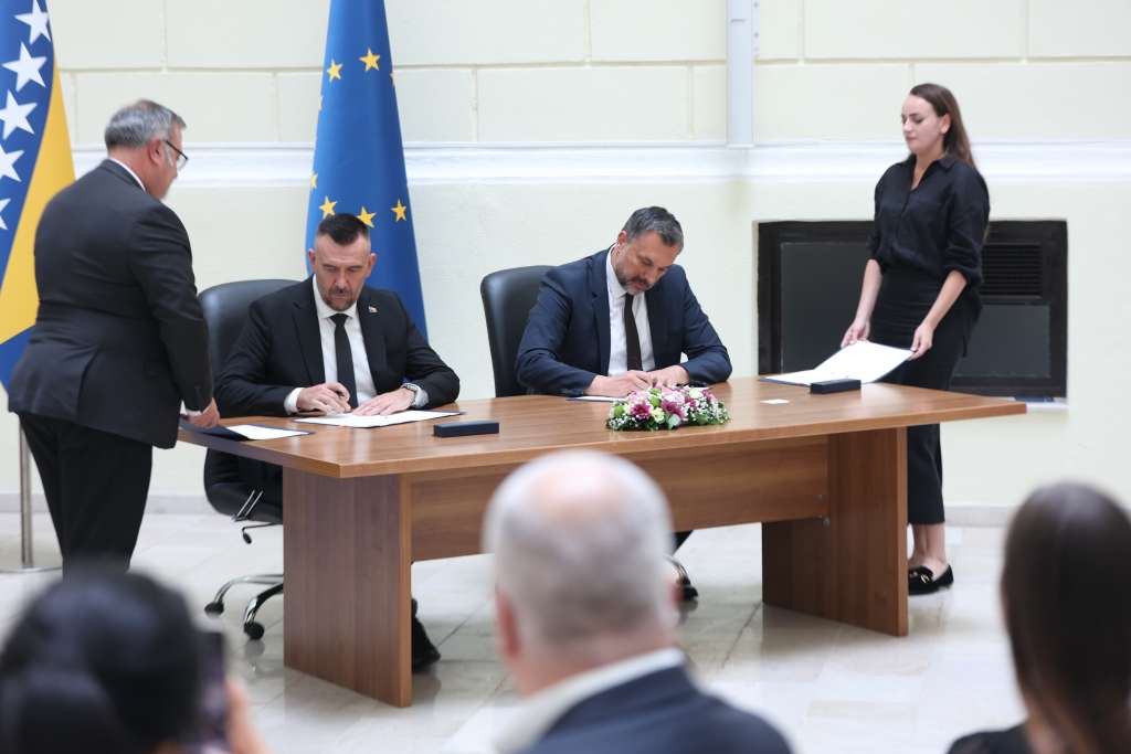 potpisan protkol Potpisan protokol za brže odobravanje boravka i radnih dozvola strancima u BiH