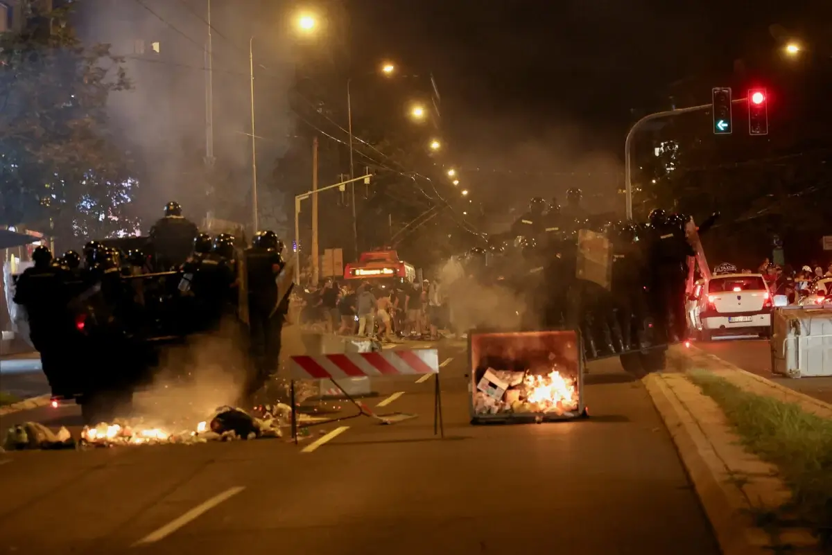protesti u Srbiji Reuters Protesti u Srbiji šestu noć zaredom: Sukobi s policijom i razbijene SNS prostorije