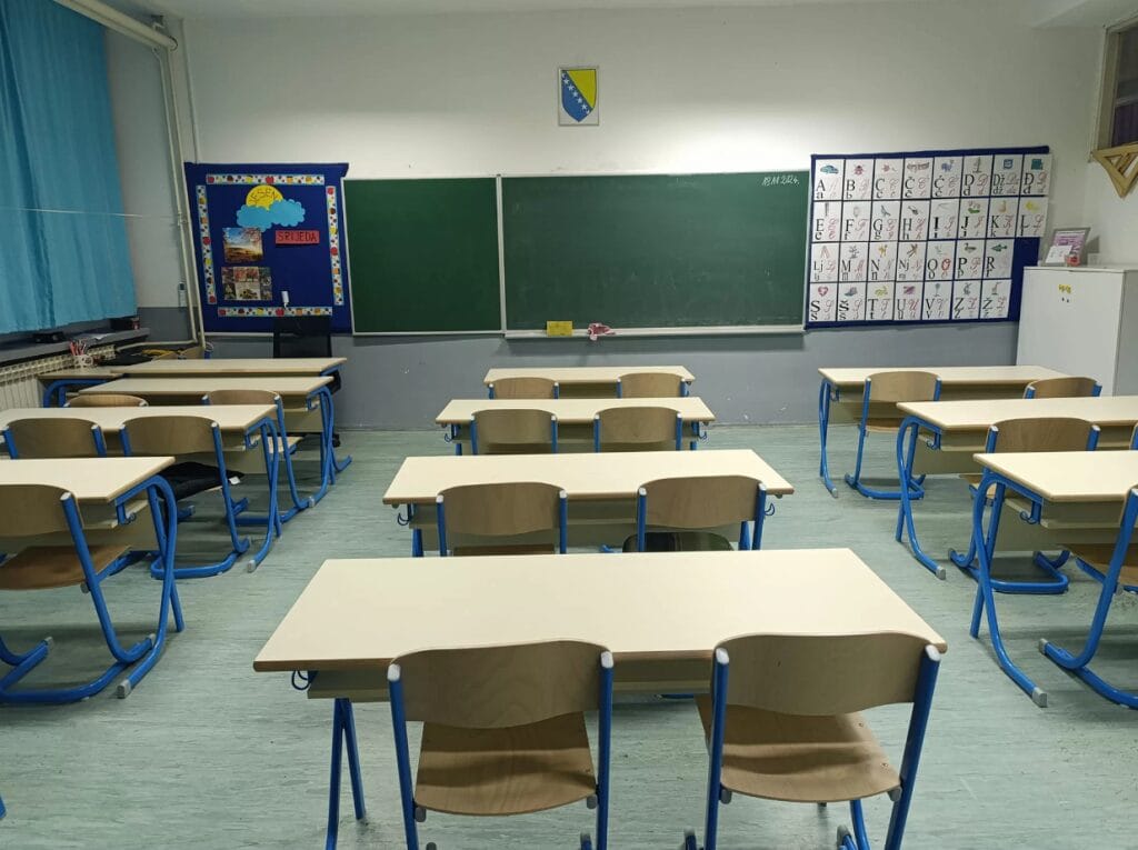 skola-klupe Skupština TK odbila inicijativu za uvođenje “Kutija povjerenja” u školama