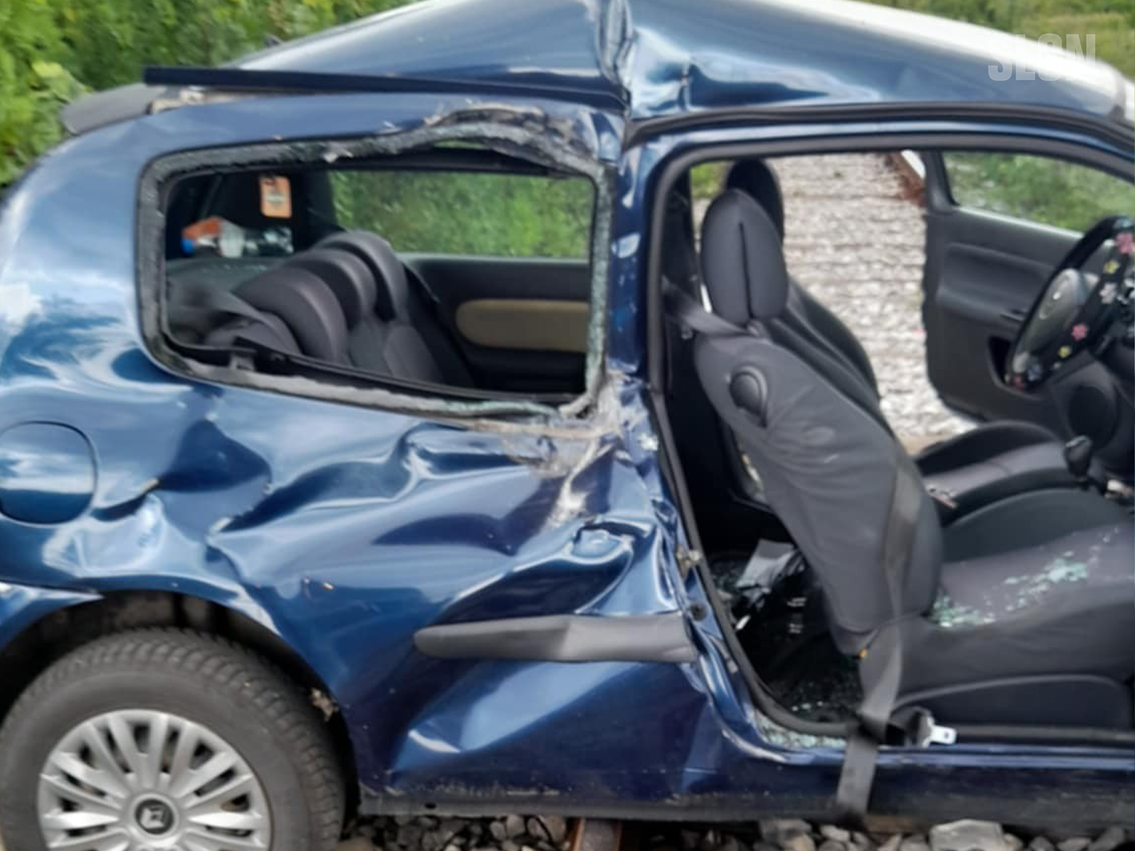 sudar pruga 4a Sudar na pružnom prelazu, voz udario auto