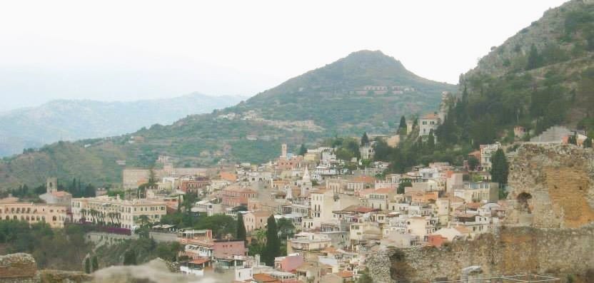 U vagonu gdje žena odlazi, Pogled na Taorminu sa brda