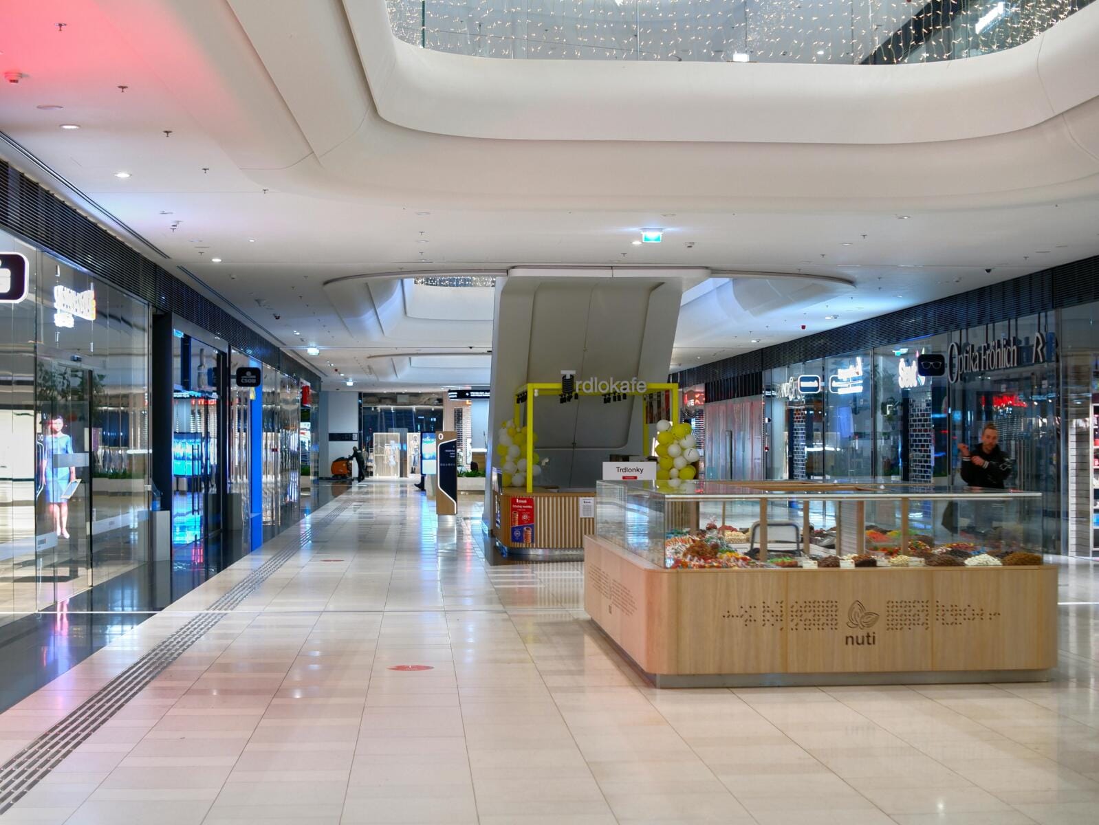 U Federaciji BiH uvođenje neradne nedjelje promijenilo je navike kupaca – pa veliki broj građana nedjeljom odlazi u tržne centre i markete u Republici Srpskoj