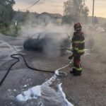 Požar automobila u Bukinju izbio je 19. augusta 2025. preko puta TE Tuzla, povrijeđenih nije bilo