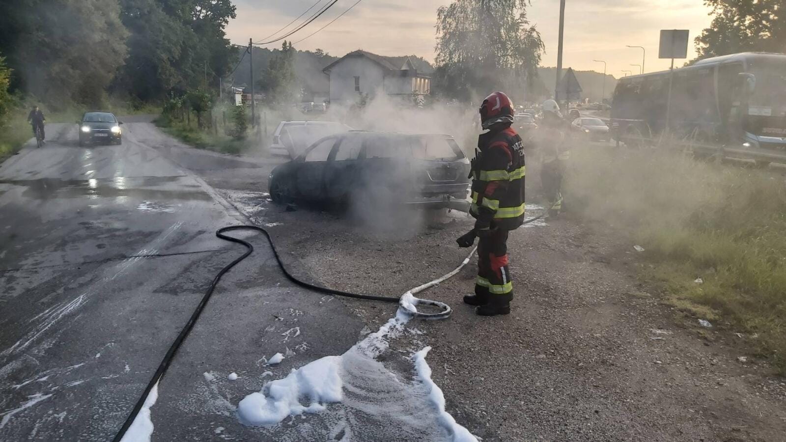 Požar automobila u Bukinju izbio je 19. augusta 2025. preko puta TE Tuzla, povrijeđenih nije bilo