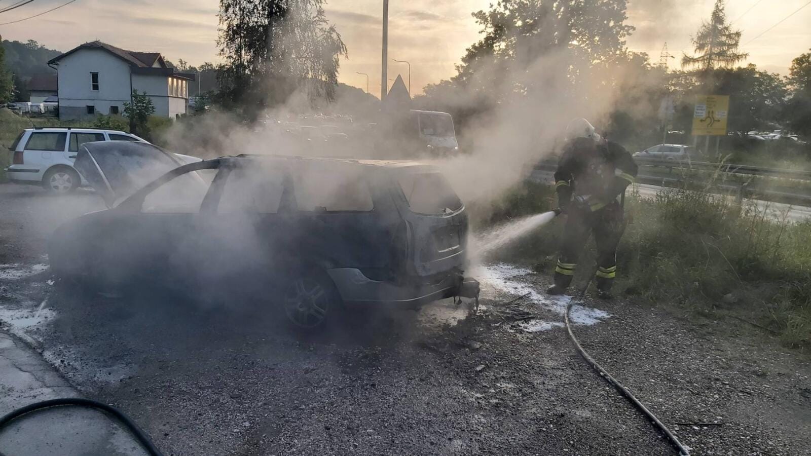 Požar automobila u Bukinju izbio je 19. augusta 2025. preko puta TE Tuzla, povrijeđenih nije bilo